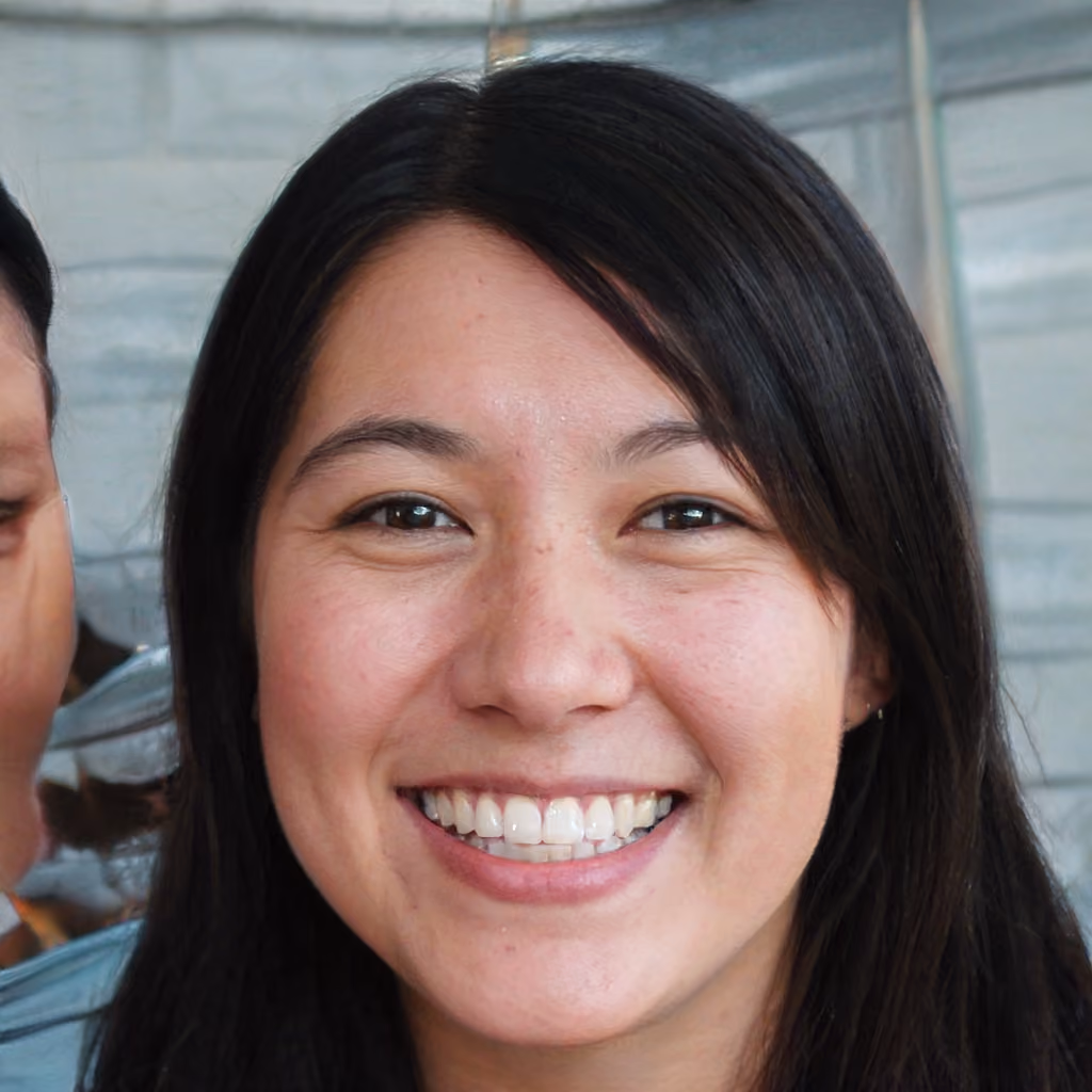 Mulher sorridente de cabelo preto liso olhando direto para a câmera.